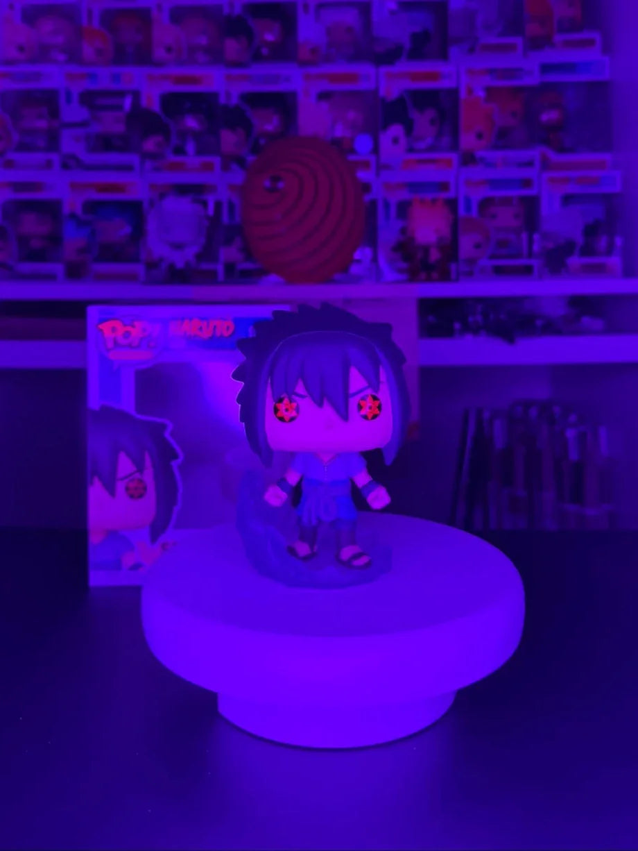 Sasuke Uchiha Funko Pop auf Podest
