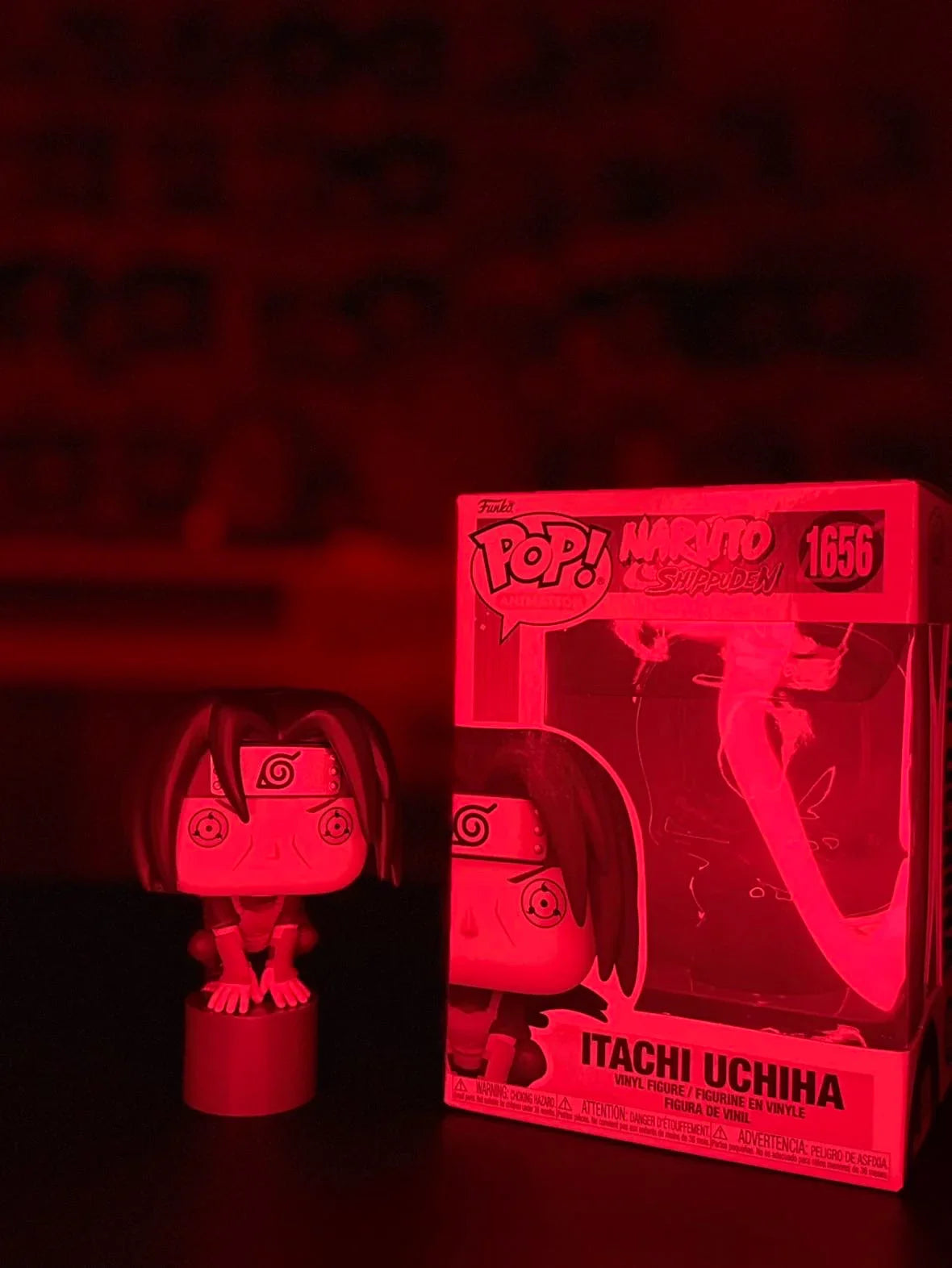 Itachi Uchiha Funko Pop auf Podest- AnimeGo