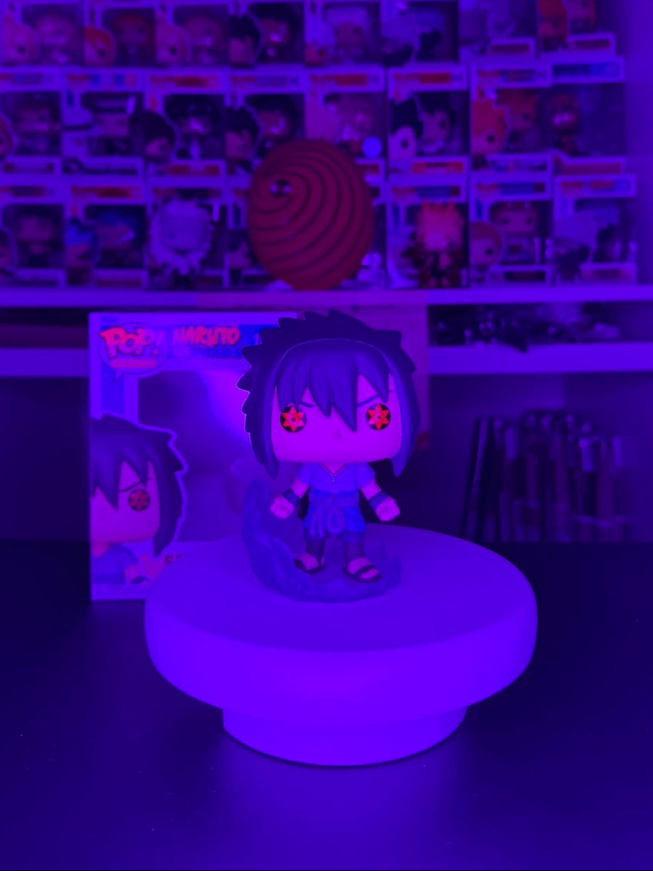 Sasuke Uchiha Funko Pop auf Podest