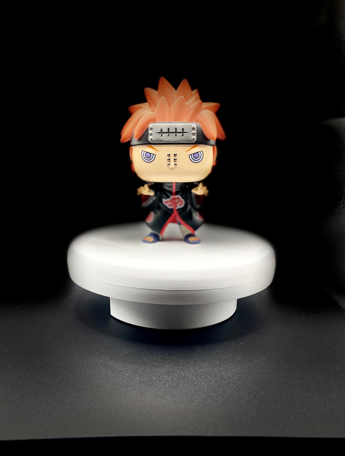 Funko Pop! Naruto Shippuden – Pain 9 cm Vinyl-Figur auf einem weissen Podest und schwarzem Hintergrund

