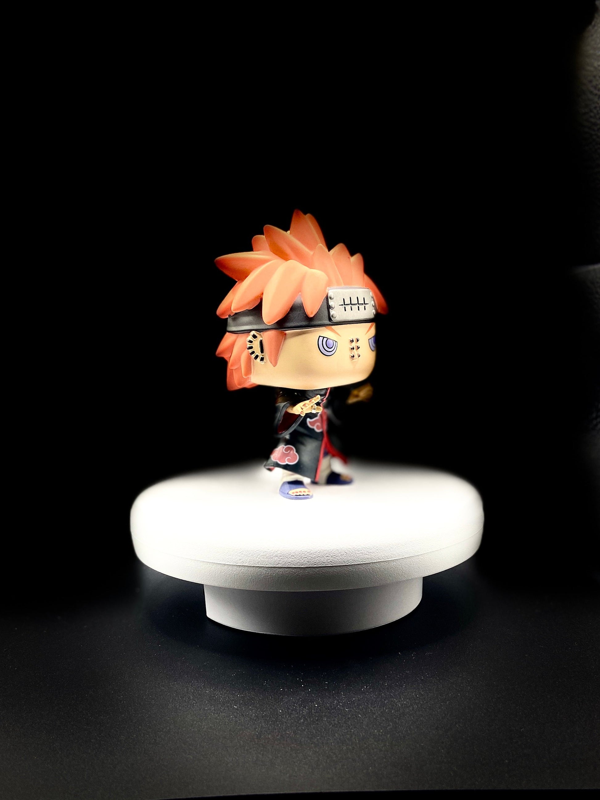 Funko Pop! Naruto Shippuden – Pain 9 cm Vinyl-Figur auf Podest von der Seite abgebildet. 

