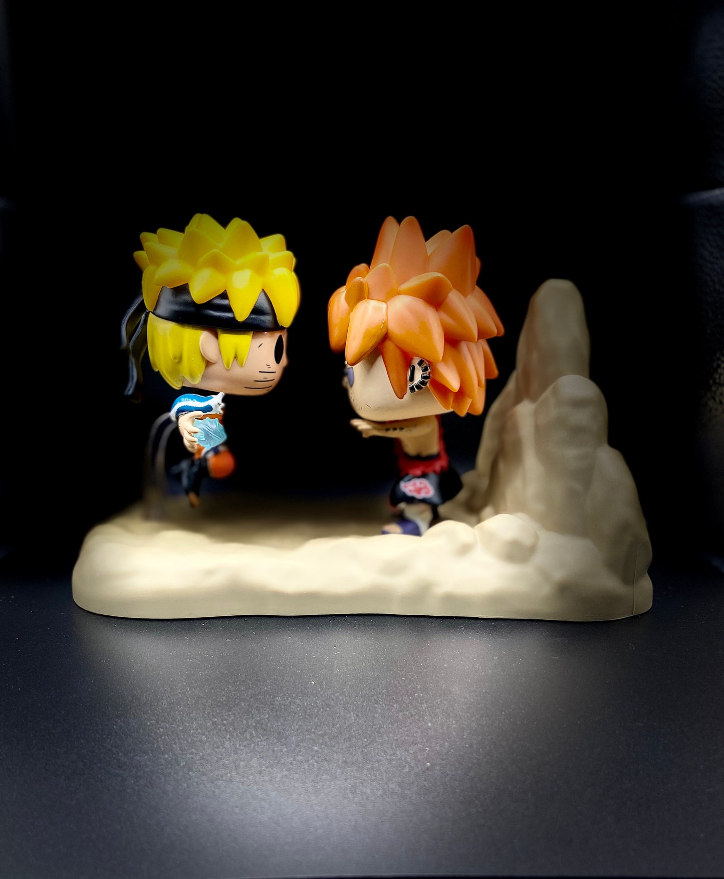 Funko Pop! Moment: Pain vs. Naruto Vinylfigur – epischer Kampf aus Naruto Shippuden. Perspektive von der Seite