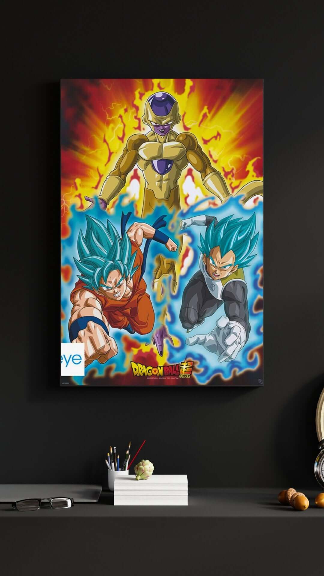 Dragon Ball Super Poster  im Zimmer – Golden Freezer mit Goku und Vegeta in einem epischen Kampf. Perfekt für Fans der Saiyajin-Schlachten.