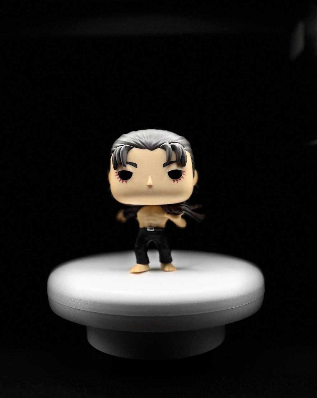 Funko Pop! Eren Jaeger mit offener Jacke auf einem Podest mit dunkelem Hintergrund | Attack on Titan 9 cm Vinylfigur - AnimeGo