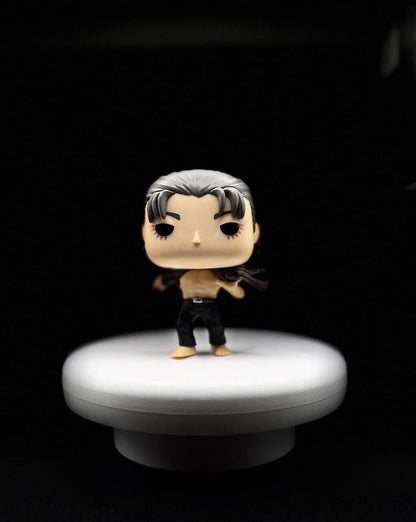 Funko Pop! Eren Jaeger mit offener Jacke auf einem Podest mit dunkelem Hintergrund | Attack on Titan 9 cm Vinylfigur - AnimeGo