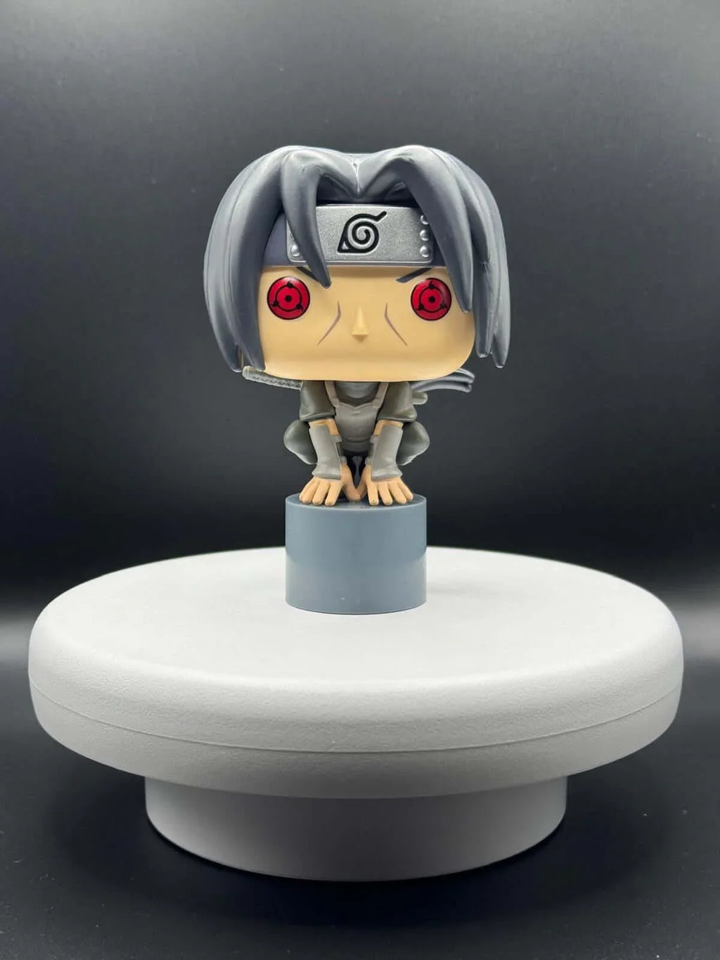 Itachi Uchiha Funko Pop Naruto Shippuden auf Podest| AnimeGo