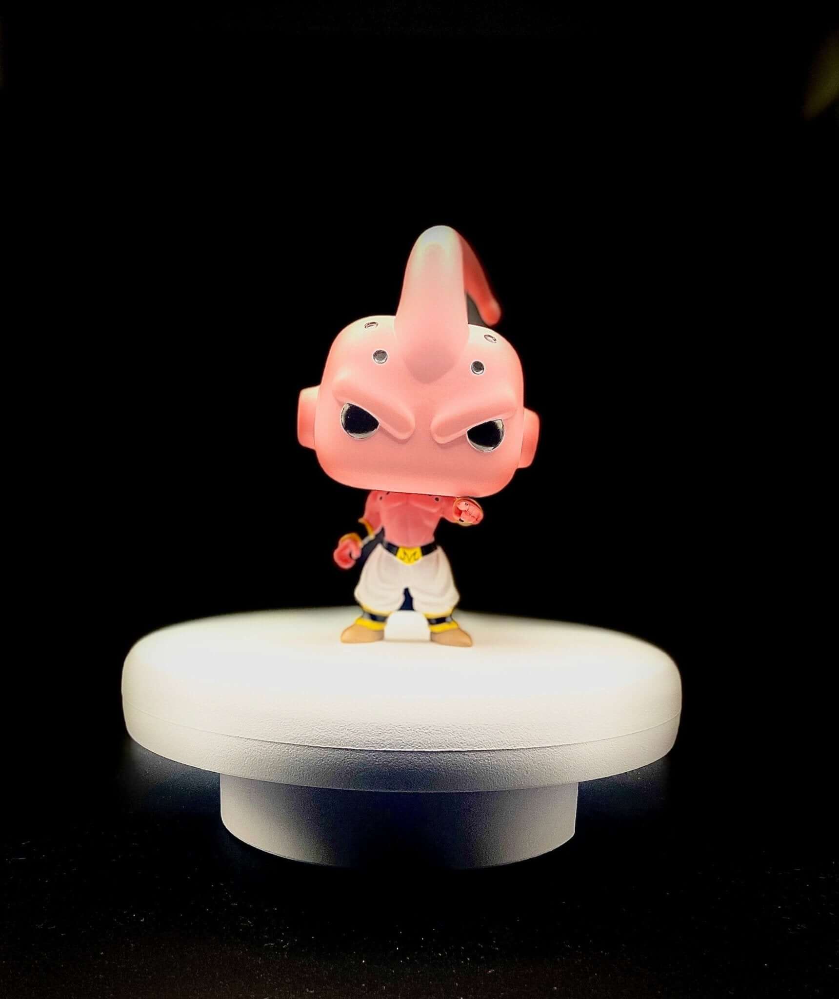 Funko Pop! Dragon Ball Z Kid Buu 9 cm Vinyl-Figur auf dem Podest