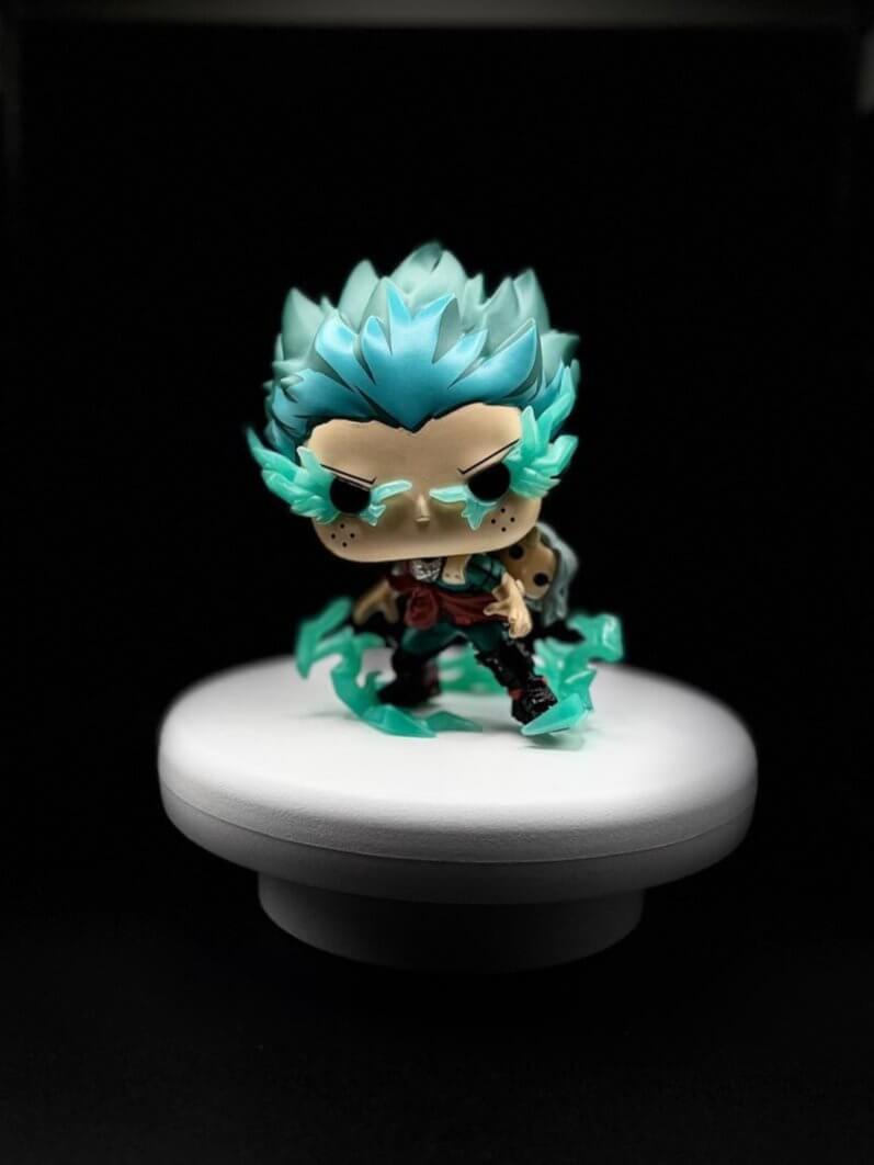 Funko Pop! My Hero Academia – Infinite Deku mit Eri Vinyl-Figur auf einem weissen Podest und mit schwarzem Hintergrund– 9 cm

