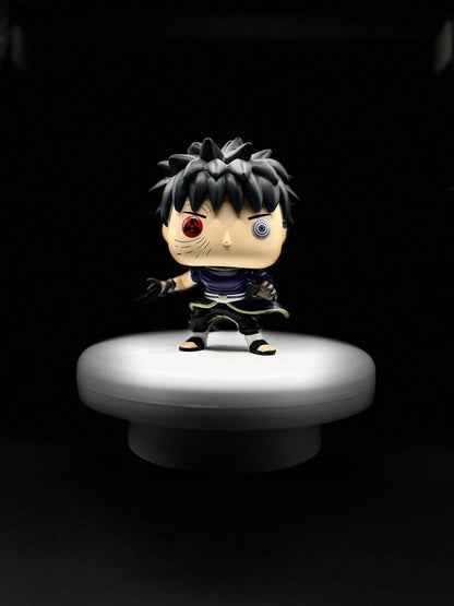 Funko Pop! Naruto Shippuden – Obito Uchiha Exclusive Figur auf weissem Podest und dunklem Hintergrund.

