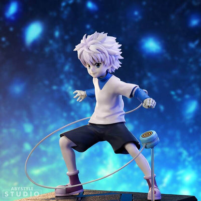 Hunter x Hunter Killua Zoldyck Figur 14 cm PVC – Mit Yo-Yo aus der SFC Collection. Von der linken Seite mit blauem Hintergrund.