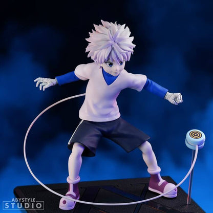 Hunter x Hunter Killua Zoldyck Figur 14 cm PVC – Mit Yo-Yo aus der SFC Collection. Von vorne oben, mit blauem Hintergrund.