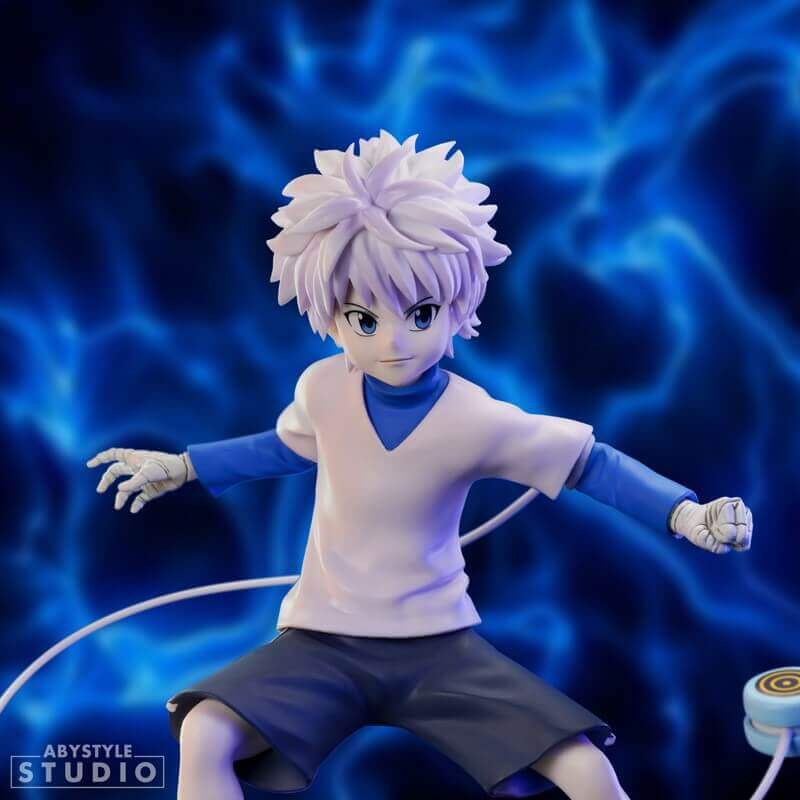 Hunter x Hunter Killua Zoldyck Figur 14 cm PVC – Mit Yo-Yo aus der SFC Collection. Von vorne mit blauem Hintergrund.