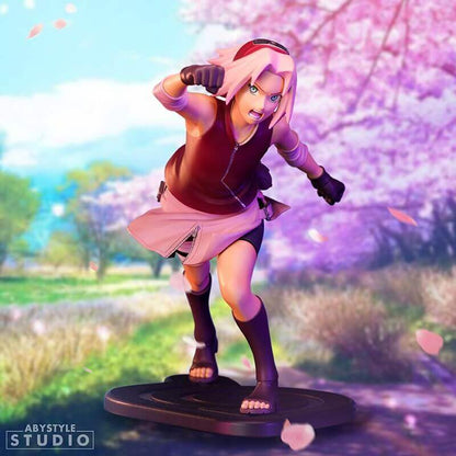 Sakura Haruno-Figur – 13 cm PVC | SFC Collection, Naruto Shippuden, Konoha-Emblem, Bäume und Landschaft im Hintergrund- AnimeGo Schweiz