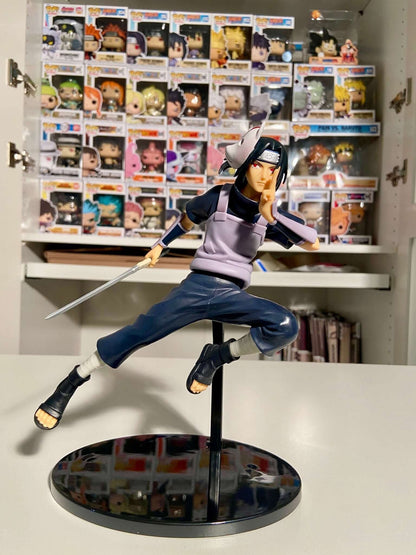 Naruto Shippuden Uchiha Itachi Vibrations Stars Figur 16 cm  von der vorne mit Funkos im Hintergrund - bei AnimeGo