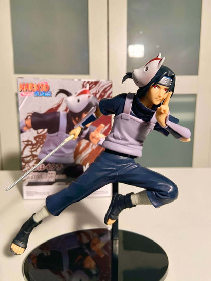 Naruto Shippuden Uchiha Itachi Vibrations Stars Figur 16 cm  von vorne und mit Verpackung im Hintergrund - bei AnimeGo